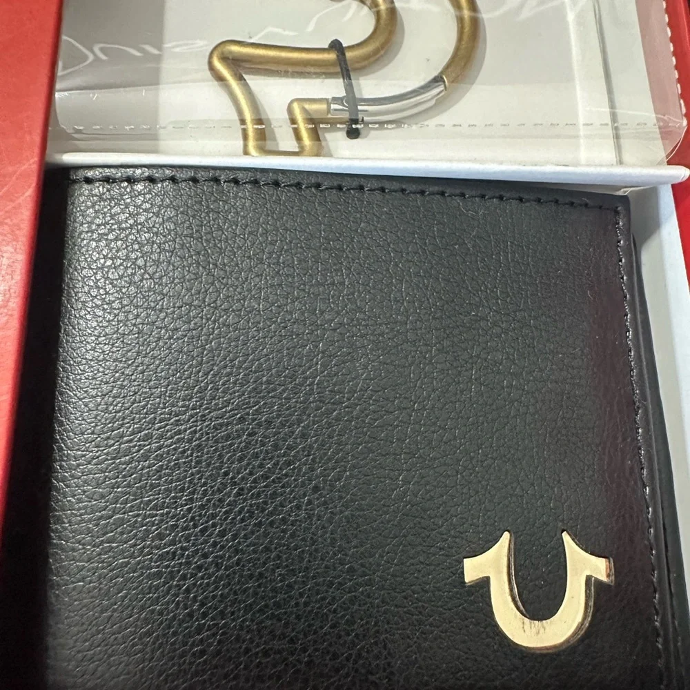 🆕True Religion ALTRO Bifold Wallet W/Horseshoe Carabiner